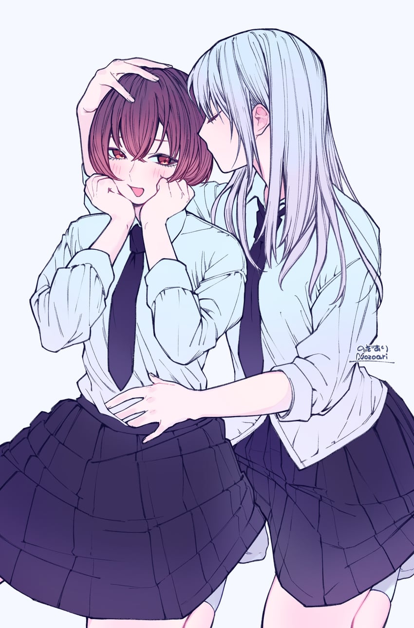 原创 2名女孩 黑色领带 黑色裙子 蓝色背景 闭眼