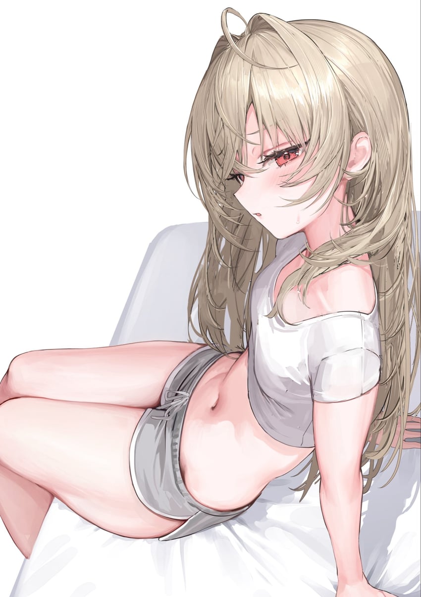 原创 1名女孩 呆毛 金发 乳房 露脐短衫