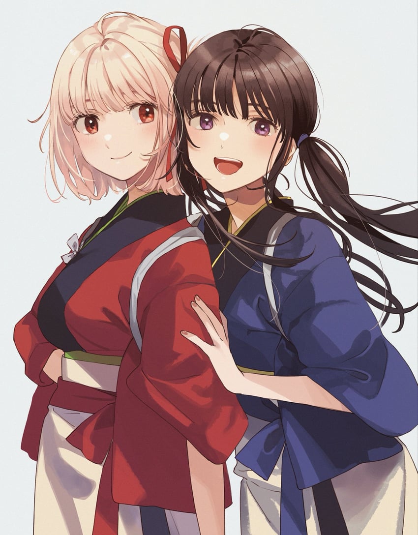 莉可丽丝、井之上泷奈、锦木千束 2名女孩 黑发 金发 蓝色和服 LycoReco咖啡厅制服