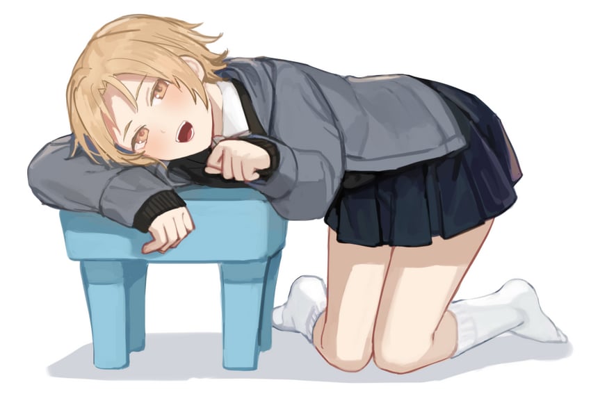 原创 1名男孩 趴在家具上 黑色裙子 黑色马甲 金发