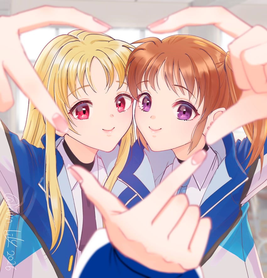 魔法少女奈叶、魔法少女奈叶Exceeds：枪火复仇、菲特·泰斯特罗莎 2名女孩 金发 棕发 心 心形手势