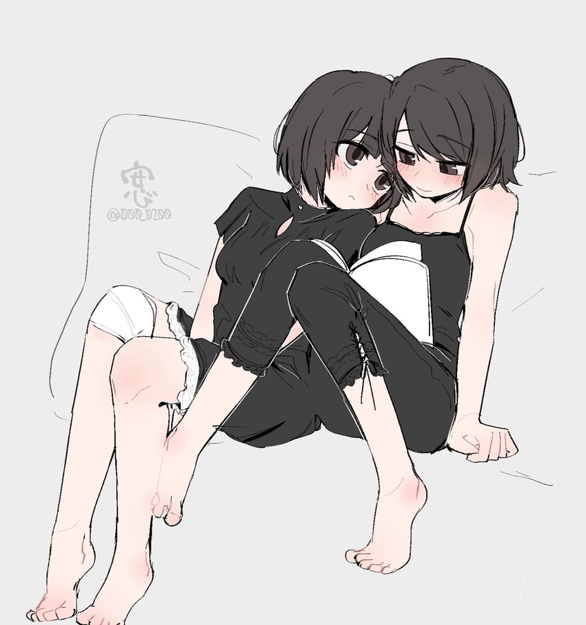 零、零·红蝶、天仓茧 2名女孩 乳沟上方镂空 手放在身体两侧 作者名 缠着绷带的腿