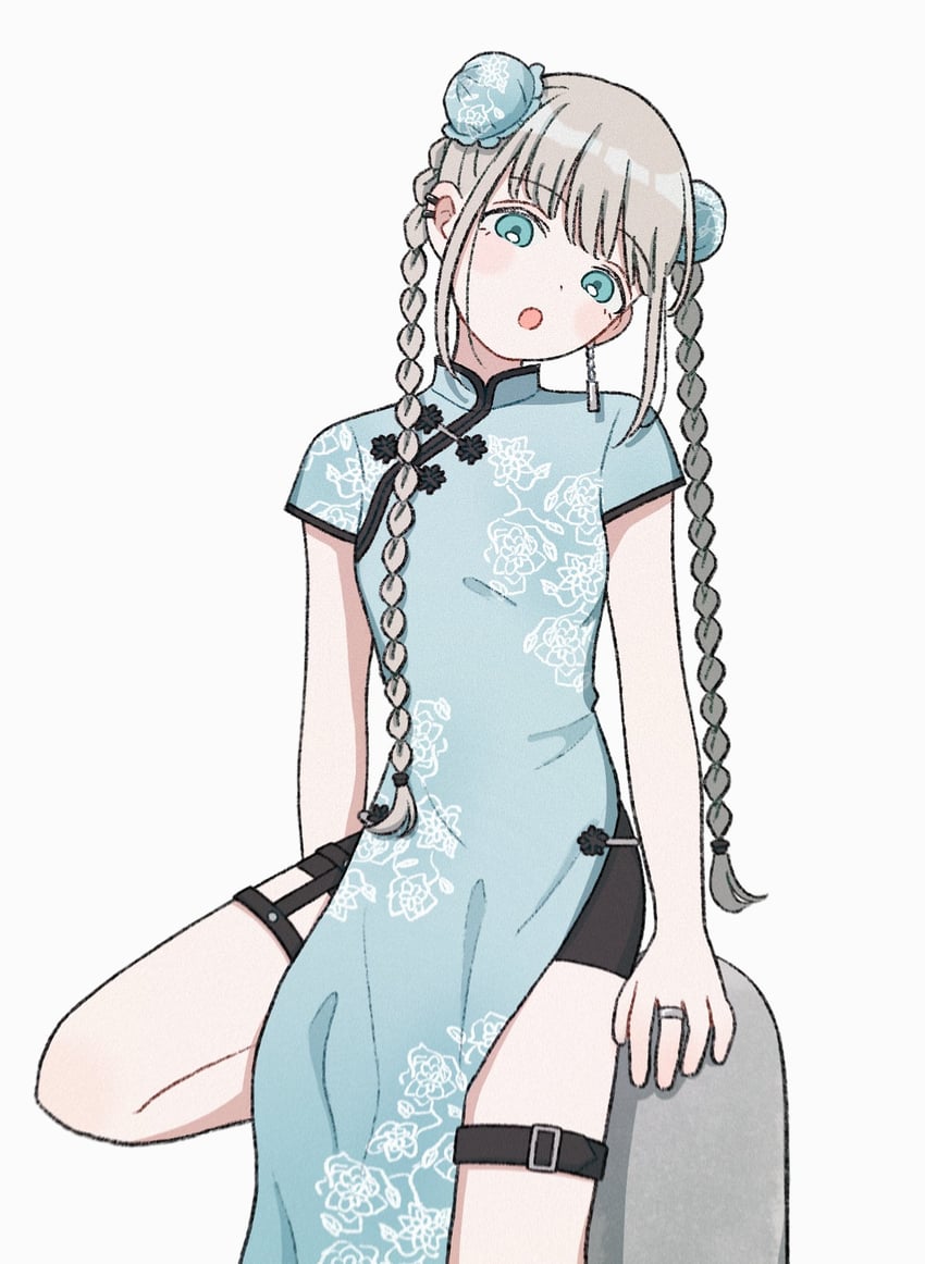 原创 1名女孩 惊讶 黑色短裤 蓝色连衣裙 蓝眼