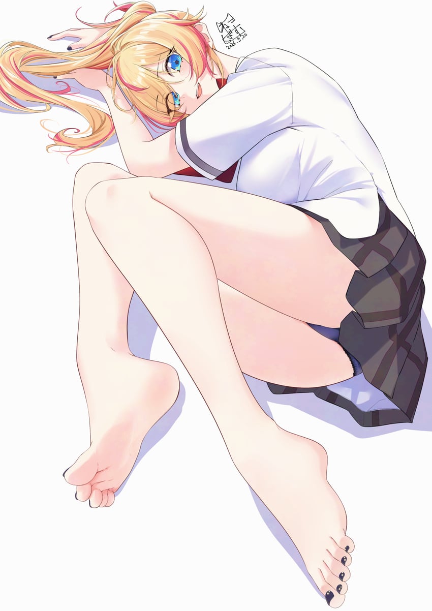 原创 1名女孩 裸腿 赤脚 黑色指甲 金发