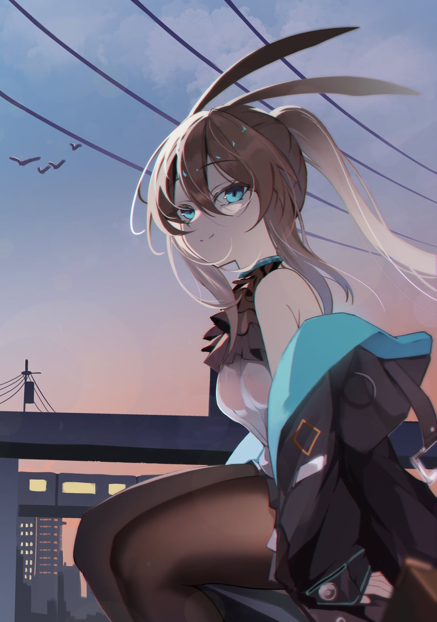 明日方舟、阿米娅 (明日方舟) 1名女孩 阿斯科特领巾 黑色细领带 黑色夹克 蓝眼