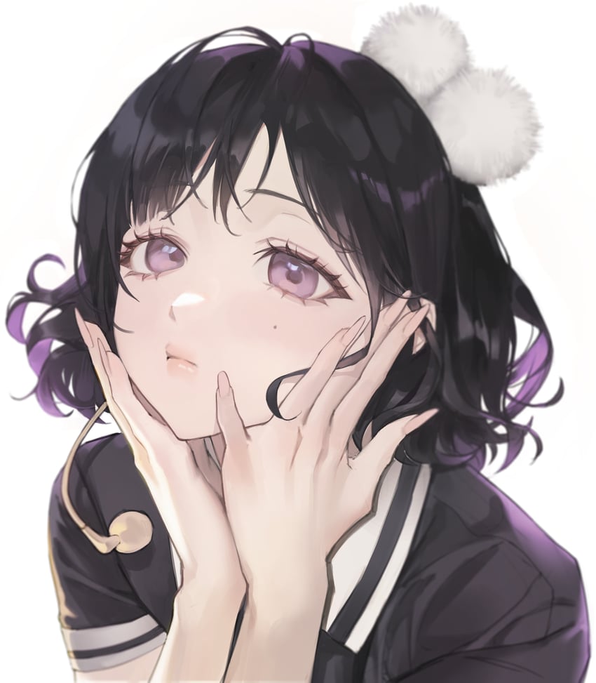 原创 1名女孩 卧蚕 黑发 黑衬衫 闭嘴