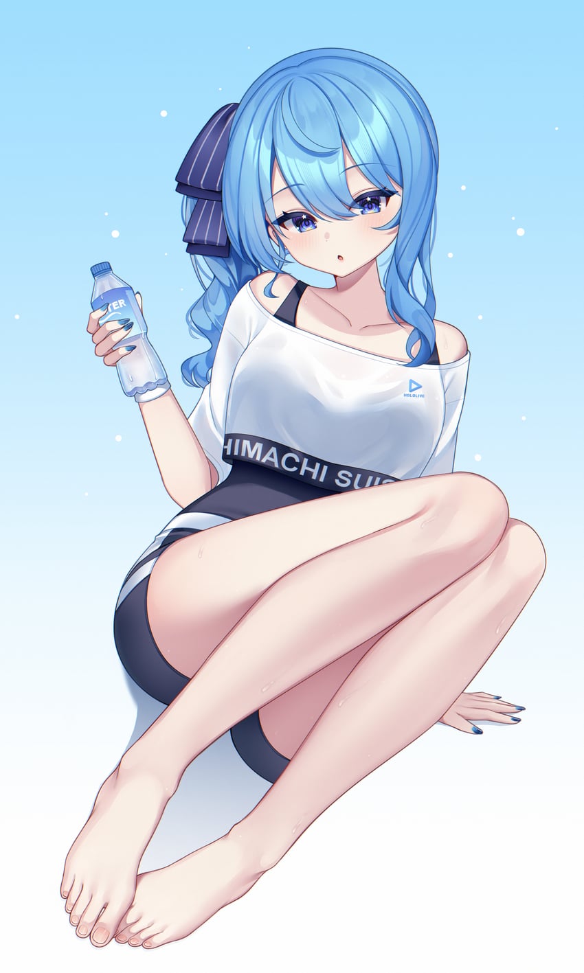 Hololive、星街彗星 1名女孩 赤脚 黑色短裤 蓝色背景 蓝眼