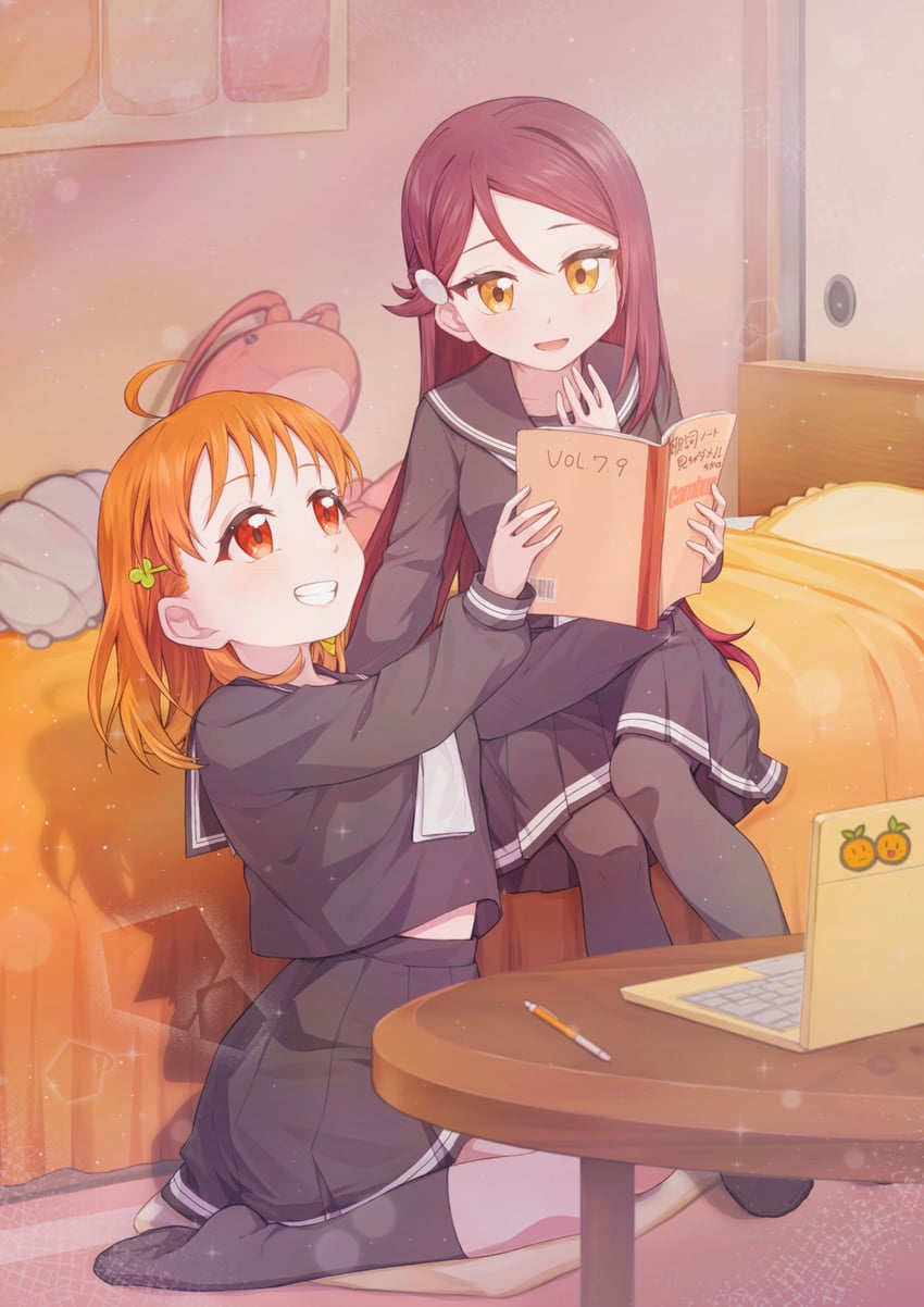 Love Live!、Love Live! Sunshine!!、樱内梨子 2名女孩 呆毛 床 黑色水手领 黑色水手服