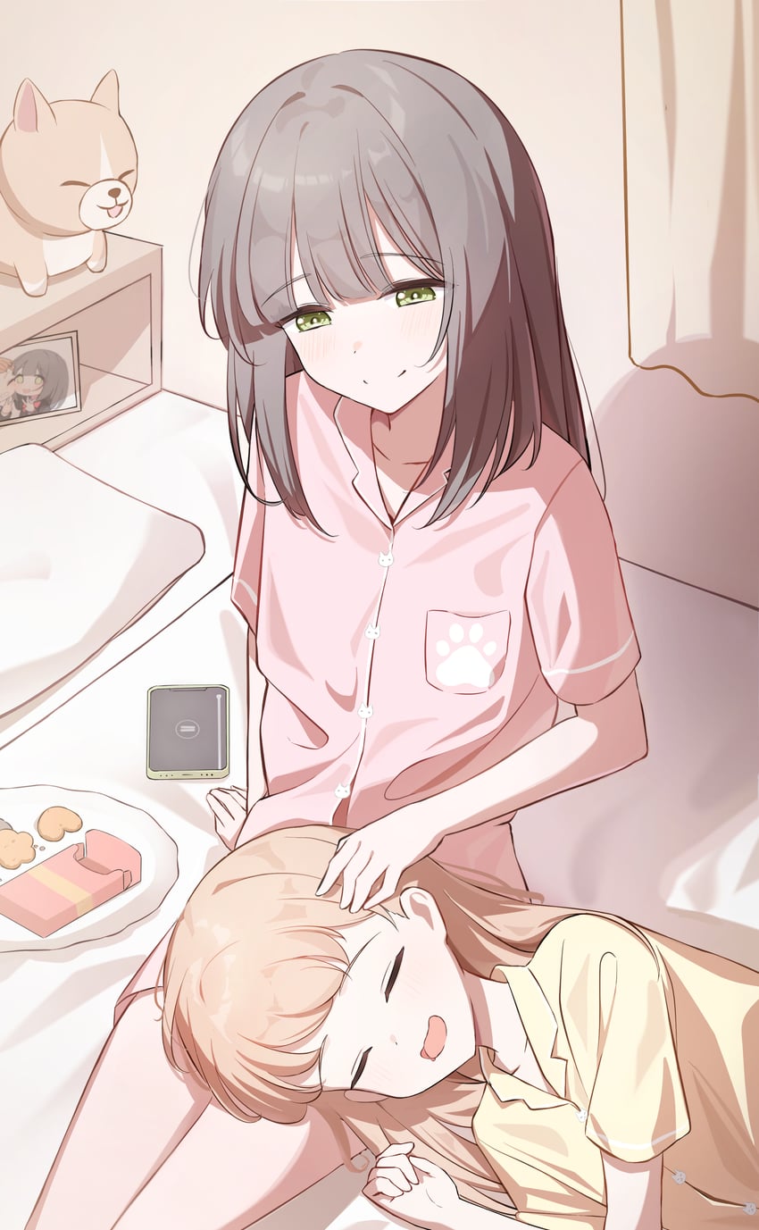 原创 2名女孩 金发 脸红 闭嘴 食物