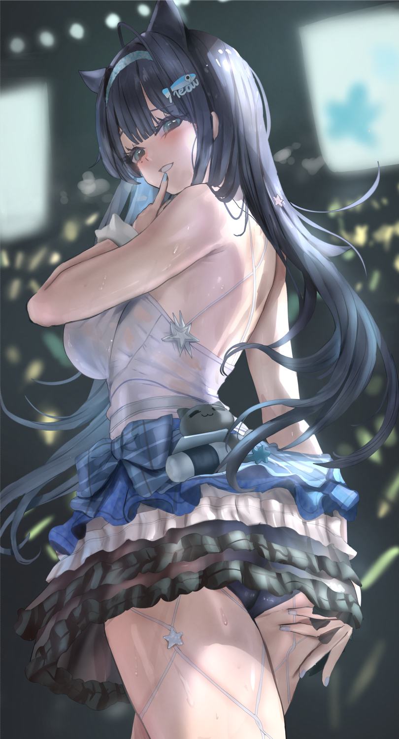 胜利女神：妮姬、薄荷 (妮姬) 1名女孩 水蓝色发带 屁股 露肩 黑发