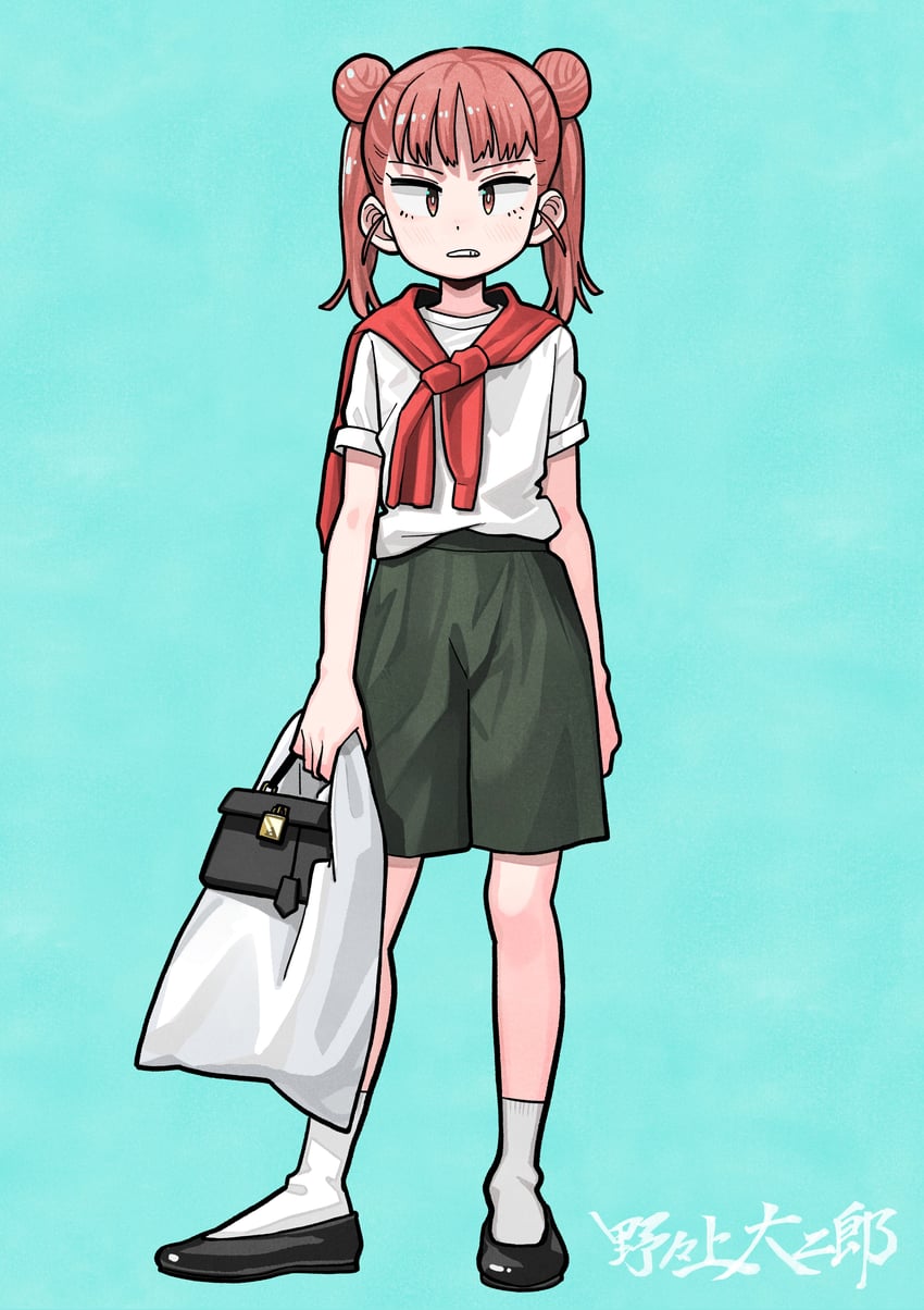 hatori to furuta no hinichijou sahanji、furuta nina 1名女孩 水色背景 包 黑鞋 双团子头