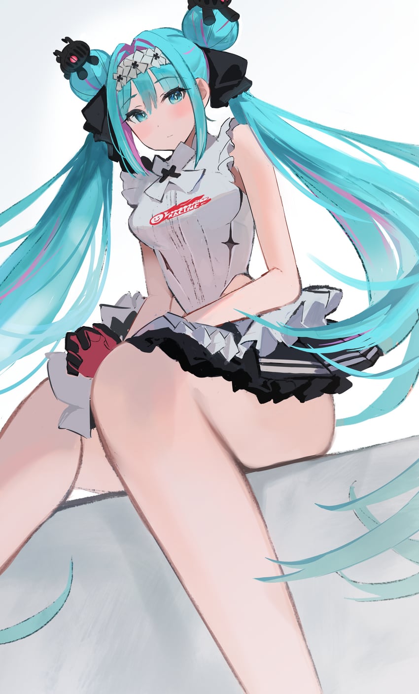 良笑社、Goodsmile Racing、VOCALOID 1名女孩 水色发 水蓝色饰边 黑色手套 黑色短裤