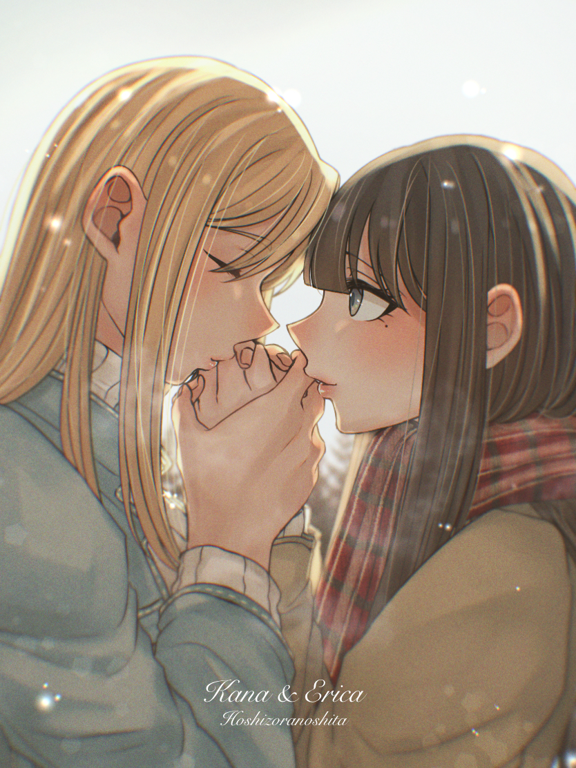 原创、艾丽卡 (星空之下)、佳奈 (星空之下) 2名女孩 黑发 金发 蓝色夹克 棕色夹克