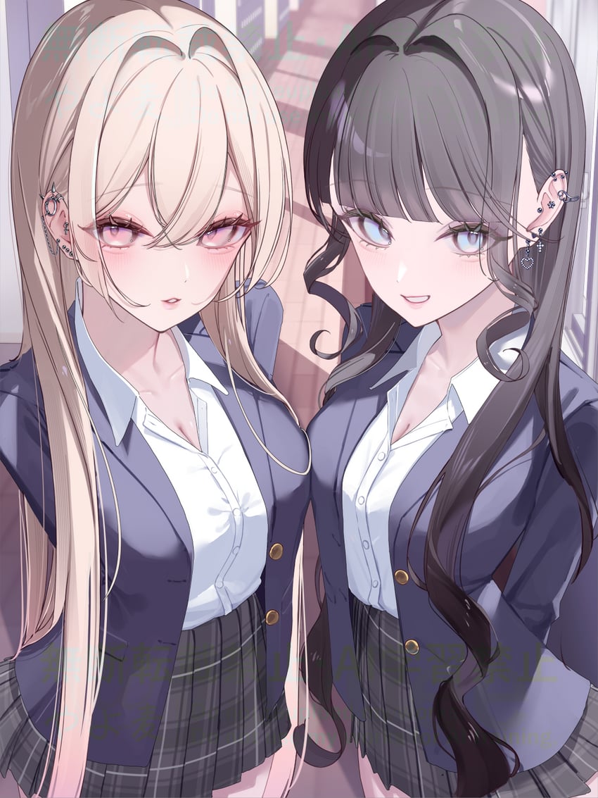 原创 2名女孩 黑发 黑色裙子 西装外套 金发