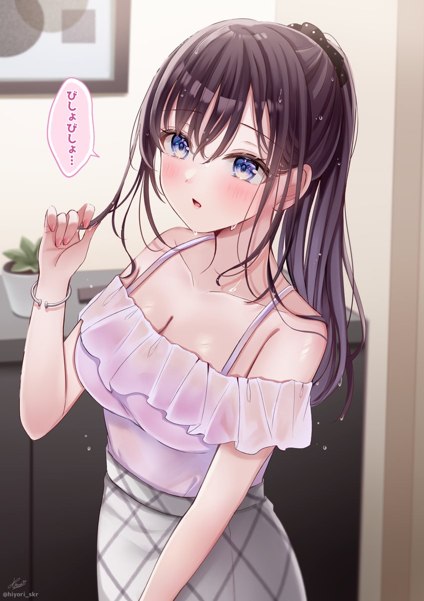 原创 1名女孩 包 露肩 黑发 蓝眼