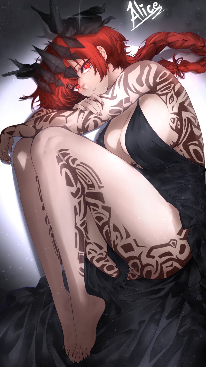 二次元插画 1名女孩 手臂纹身 屁股 背部纹身 露背裙