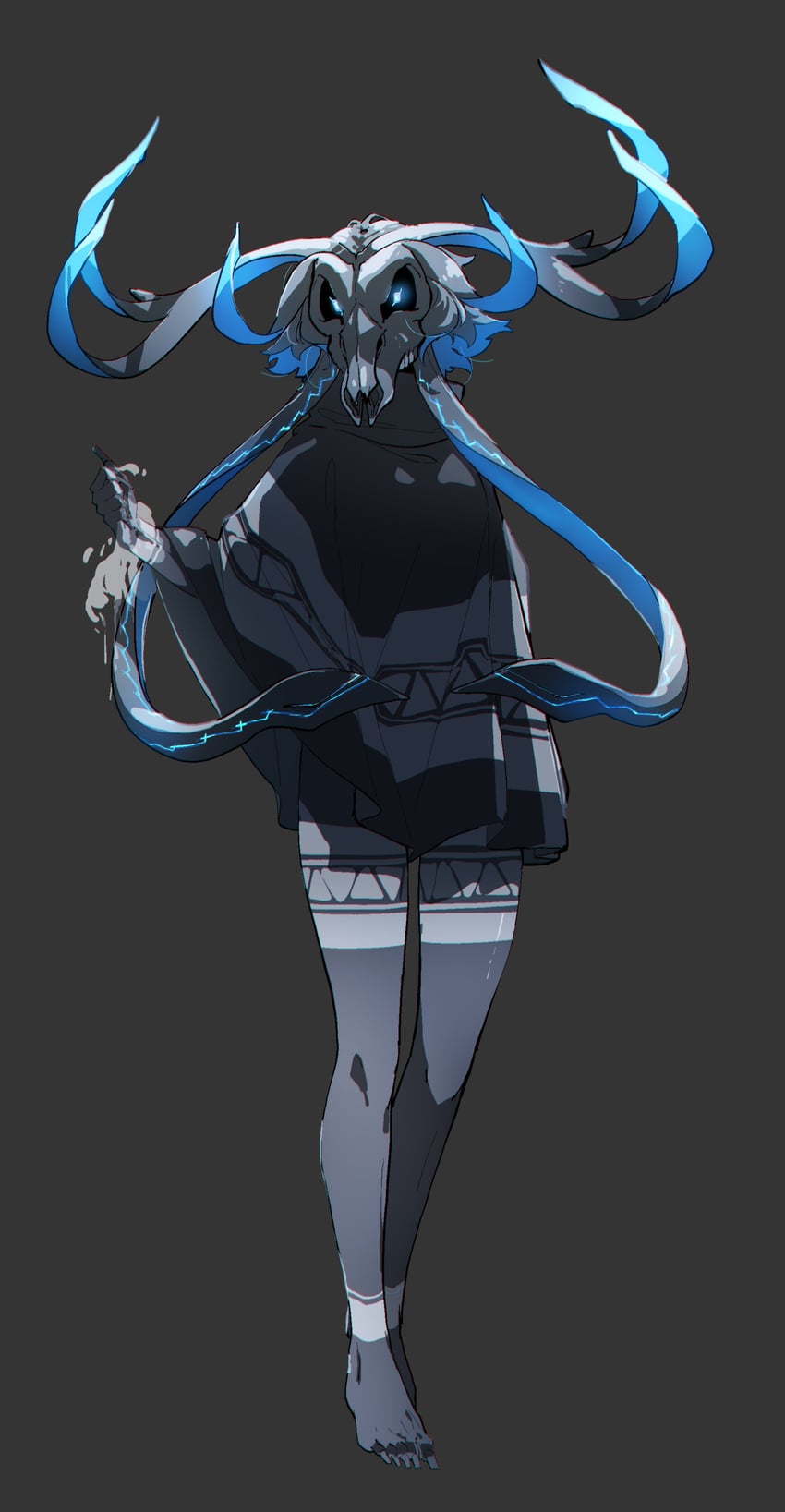 原创、温 1名女孩 动物头骨 鹿角 裸腿 赤脚