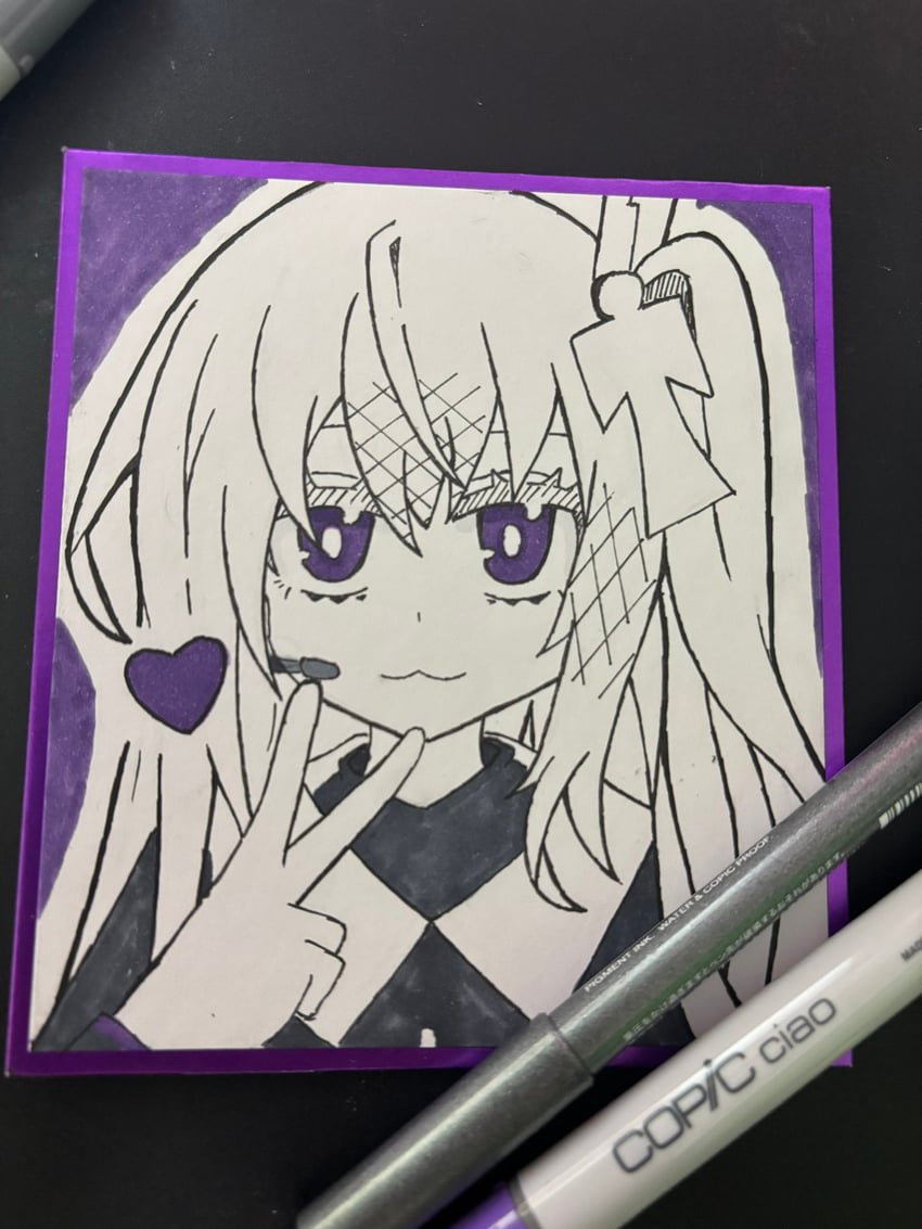UTAU、九十九紫苑 1名女孩 猫脸笑 画面内含画具 闭嘴 灰度图彩背景