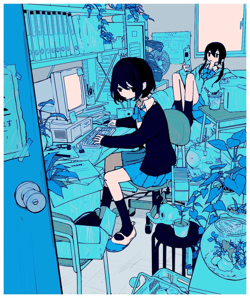 原创 2名女孩 在电脑前 黑发 黑衬衫 黑袜