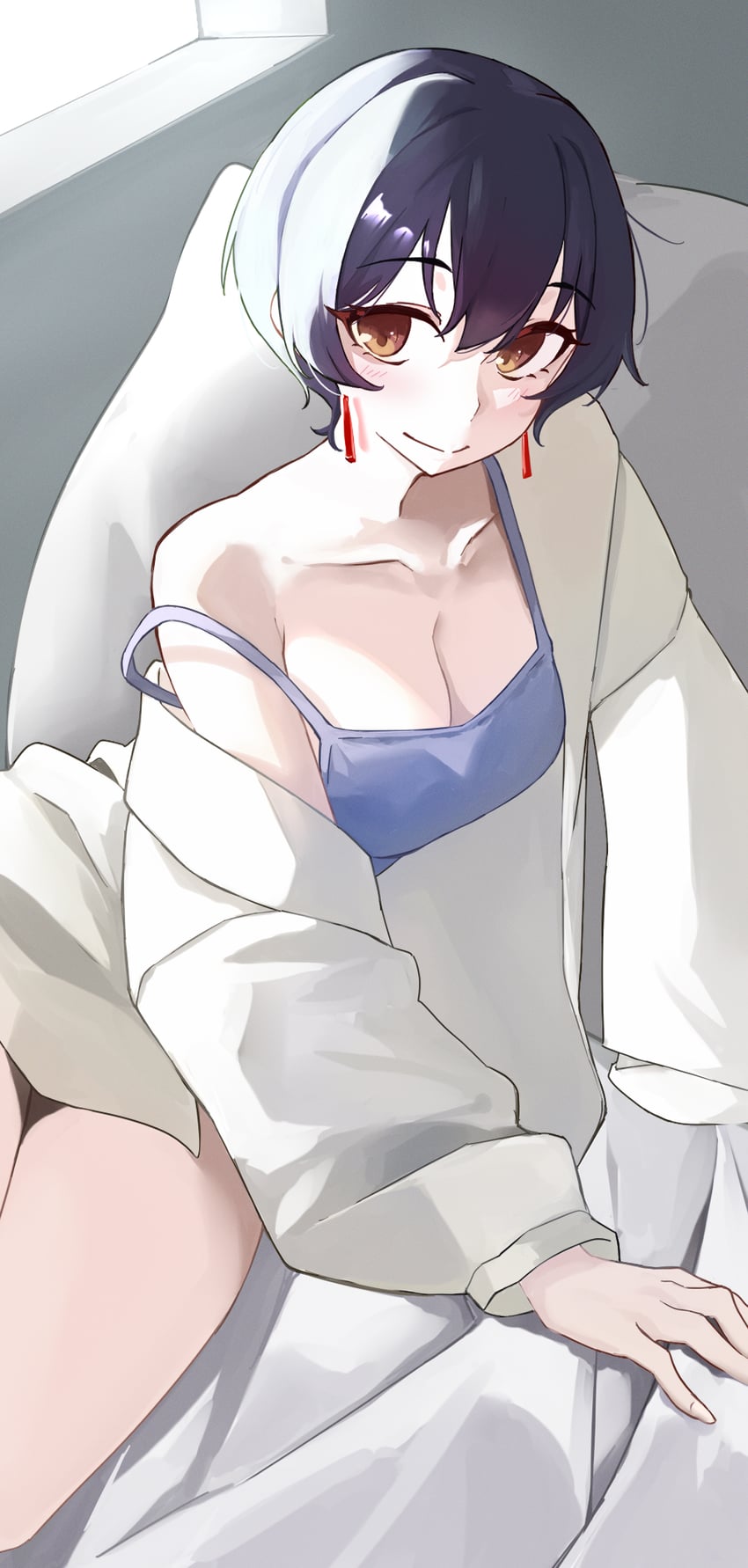 神稻牡丹：醉态如百合之花、张君兰 1名女孩 黑发 蓝色吊带背心 脸红 乳房