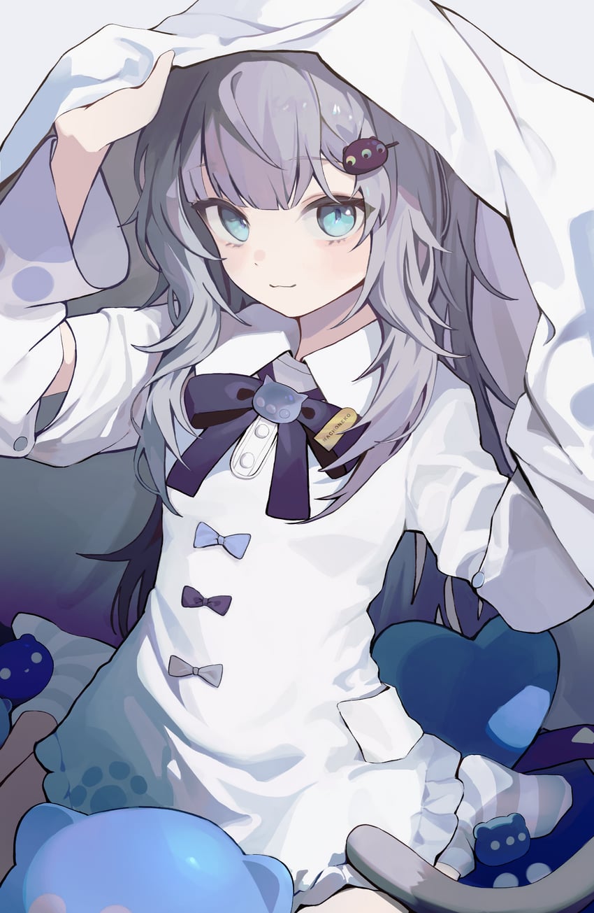 个人势虚拟主播、Nachoneko 1名女孩 猫脸笑 举手 黑色蝴蝶结 黑色蝶形领结