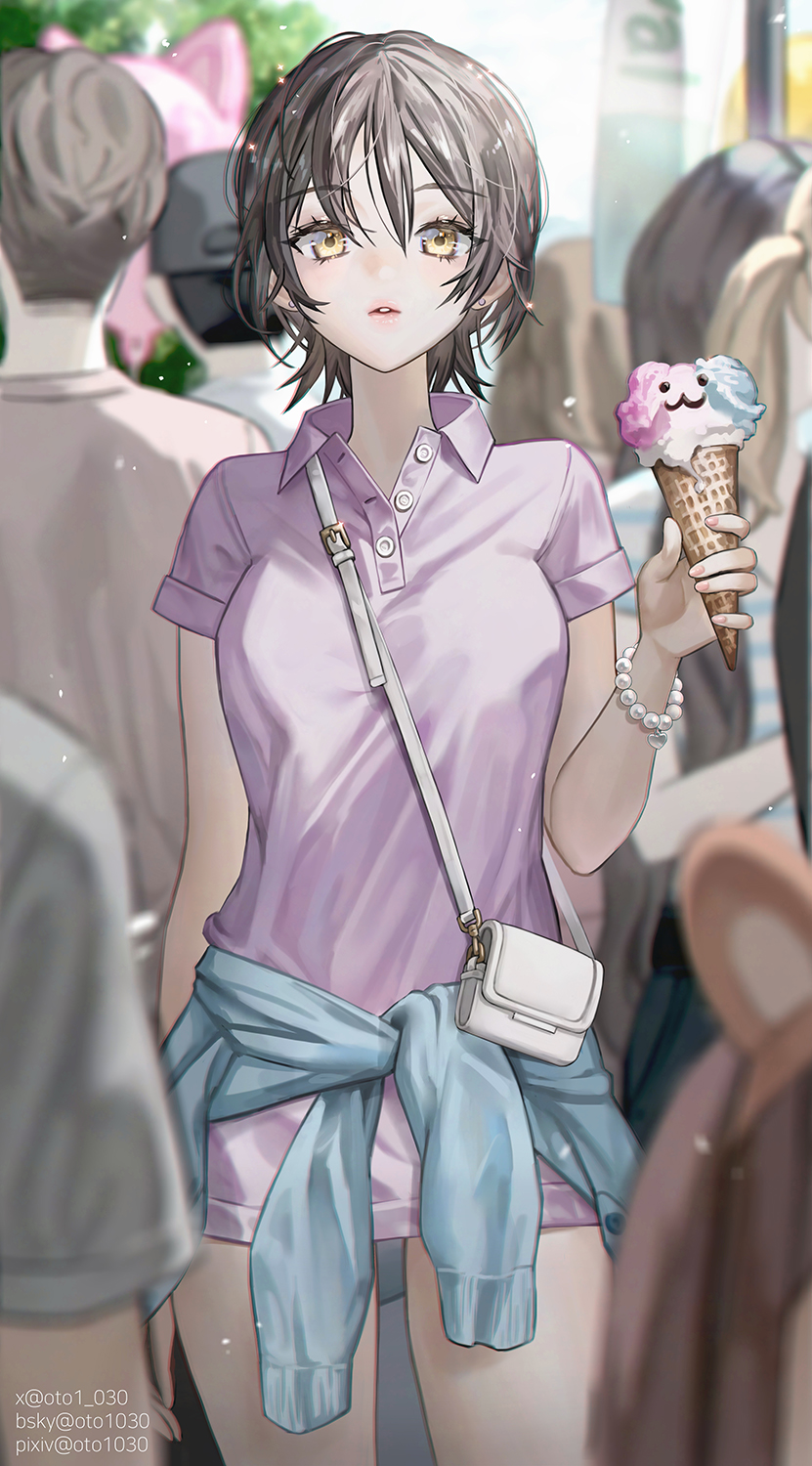 原创 1名女孩 手臂放在侧边 包 黑发 蓝色针织衫