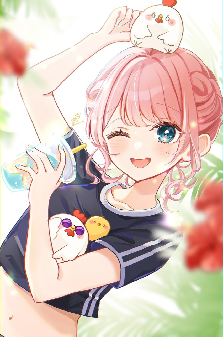 原创 1名女孩 头上的动物 鸟 黑衬衫 蓝眼