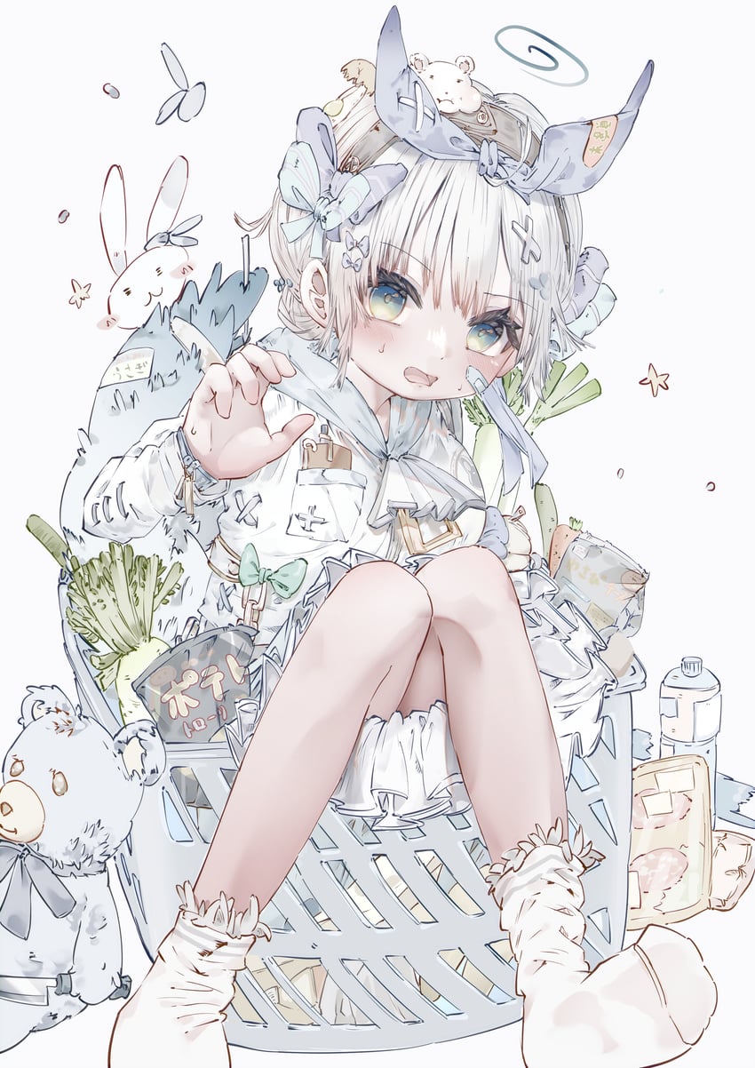 原创 1名女孩 阿斯科特领巾 篮子 脸红 瓶子