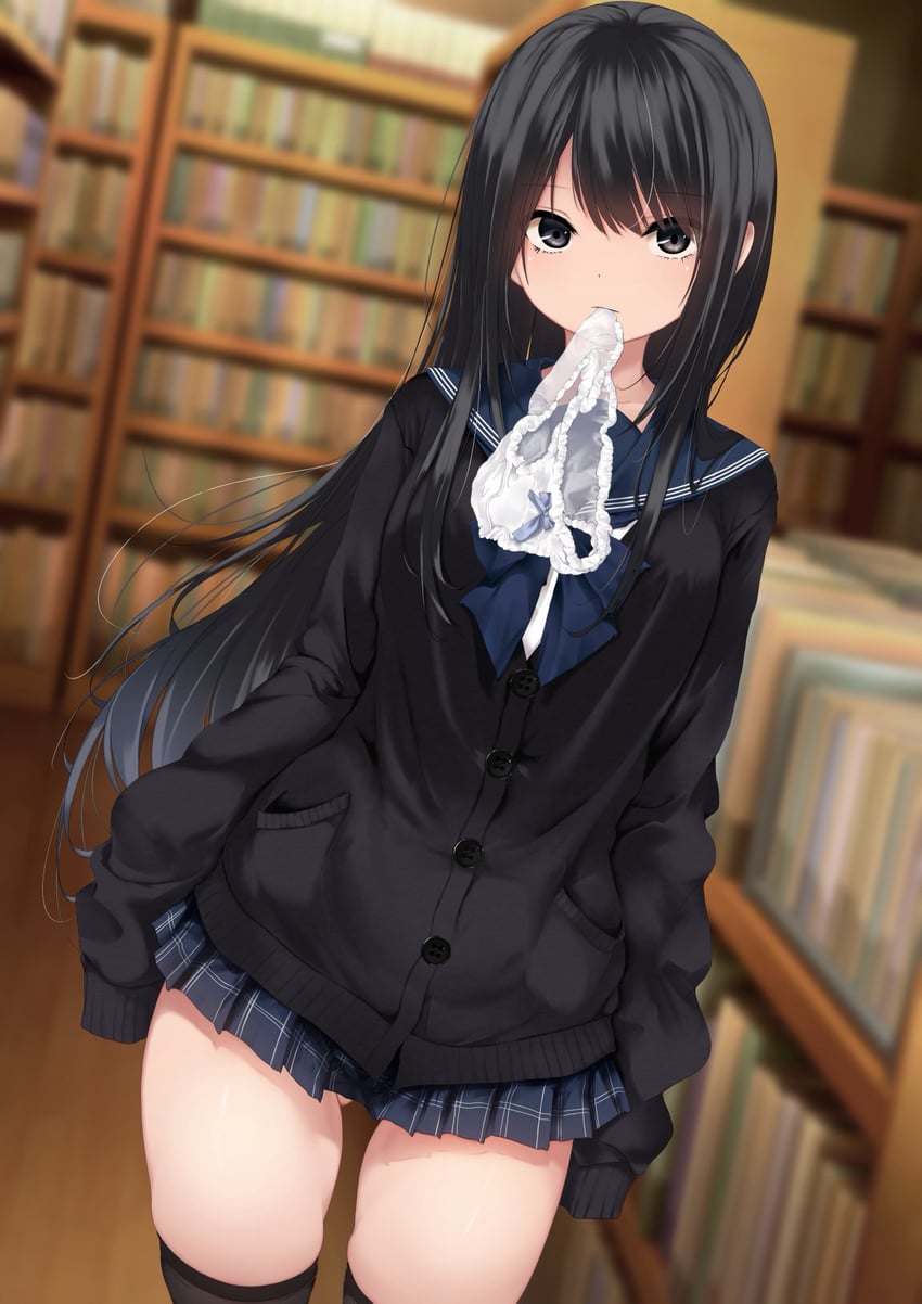 原创 1名女孩 手放在身体两侧 大腿间可见臀部 黑色针织衫 黑发