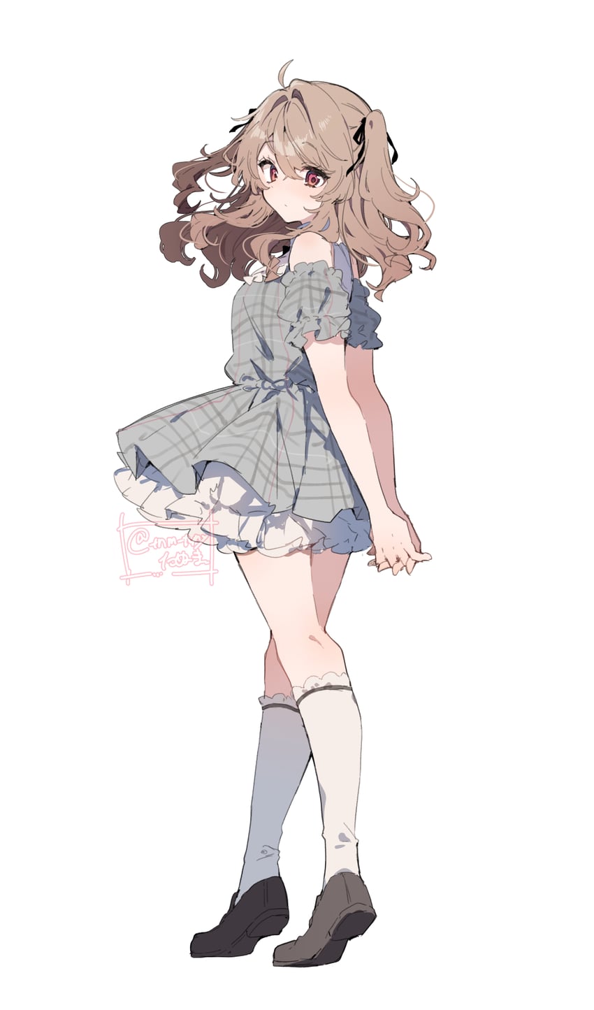 原创 1名女孩 双手背在身后 露肩 棕发 棕色鞋子