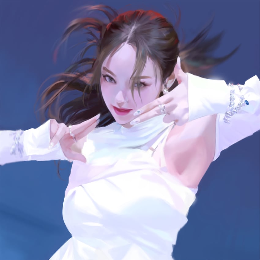 aespa、现实生活、Karina 1名女孩 黑色眼线 蓝色背景 手链 棕发
