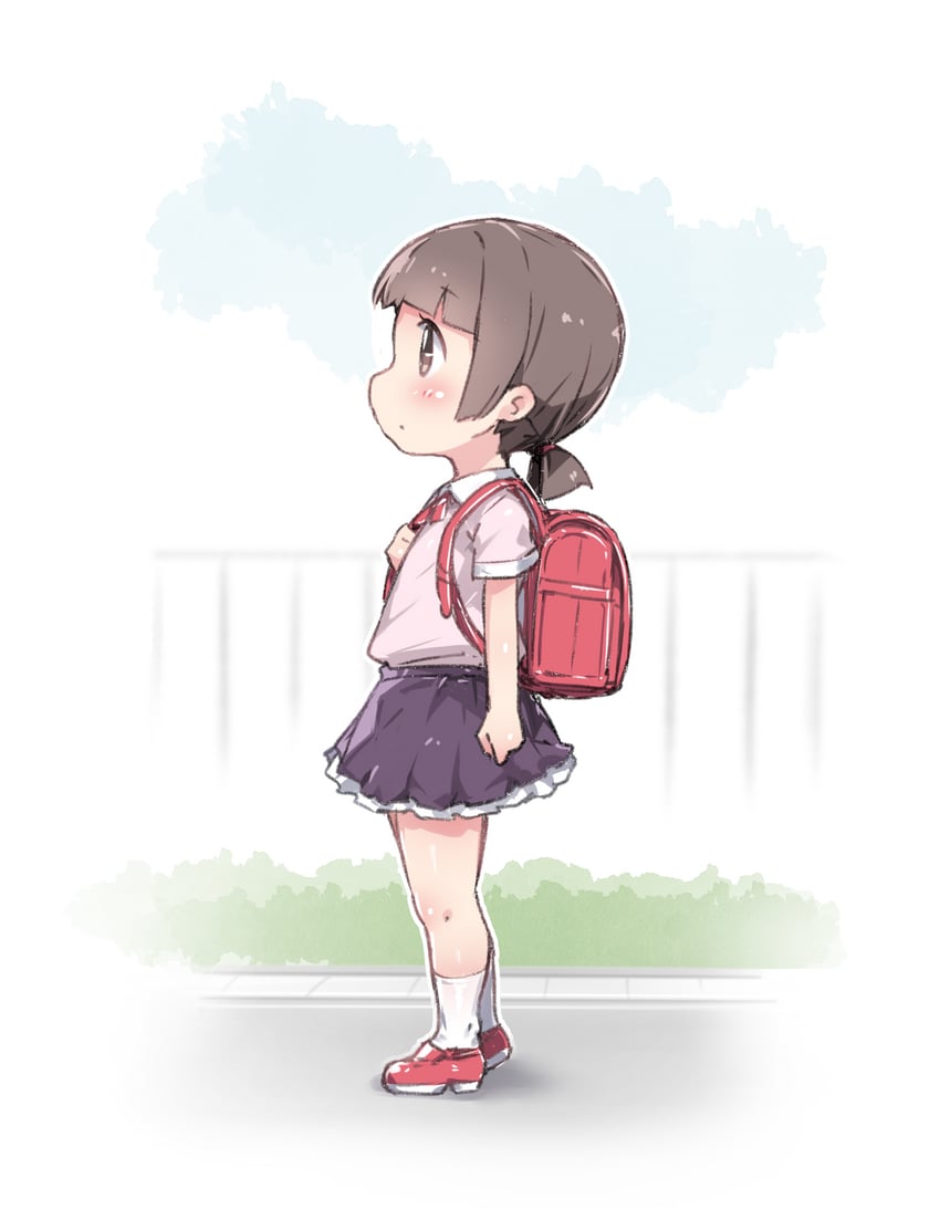 原创 1名女孩 背包 包 黑色裙子 脸红