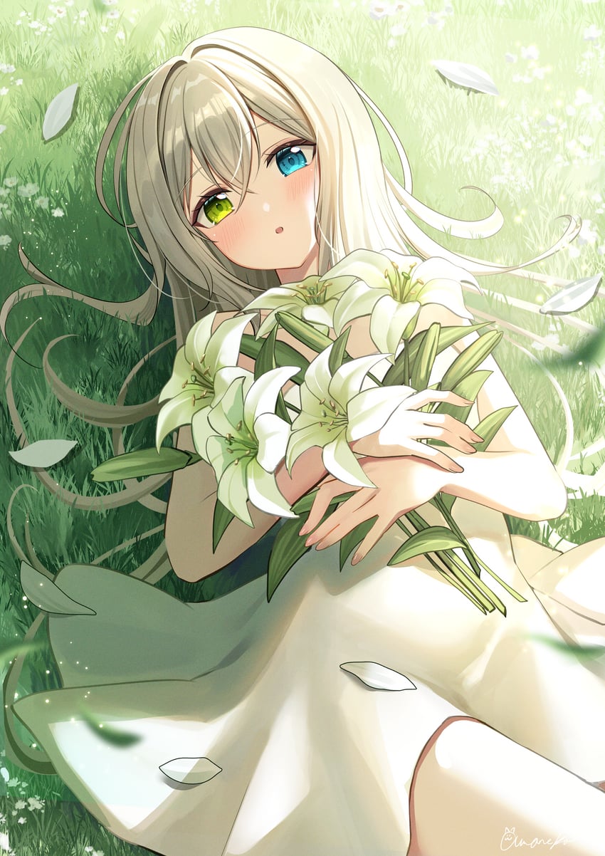 原创 1名女孩 惊讶 裸臂 蓝眼 花束