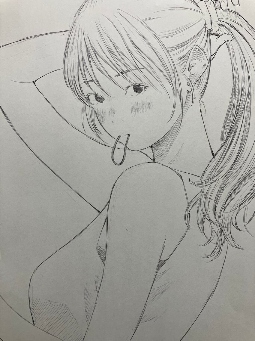 原创 1名女孩 举手 裸臂 脸红 碎刘海
