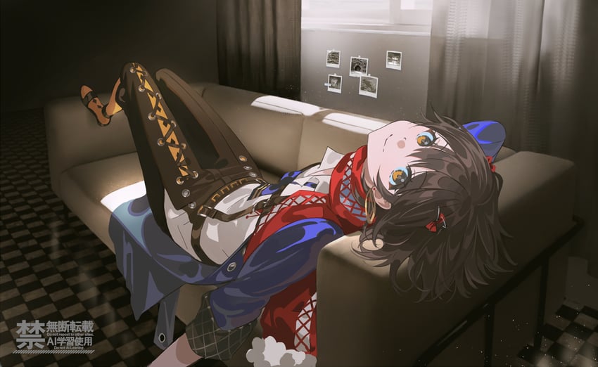 彩虹社、真白Meme 1名男孩 黑发 黑裤子 蓝色大衣 格子地板