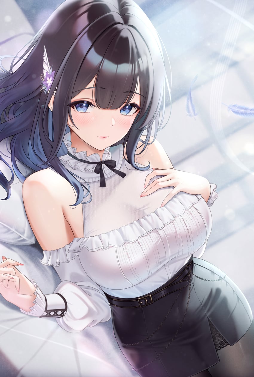 原创 1名女孩 露肩 床单 腰带 黑色皮带