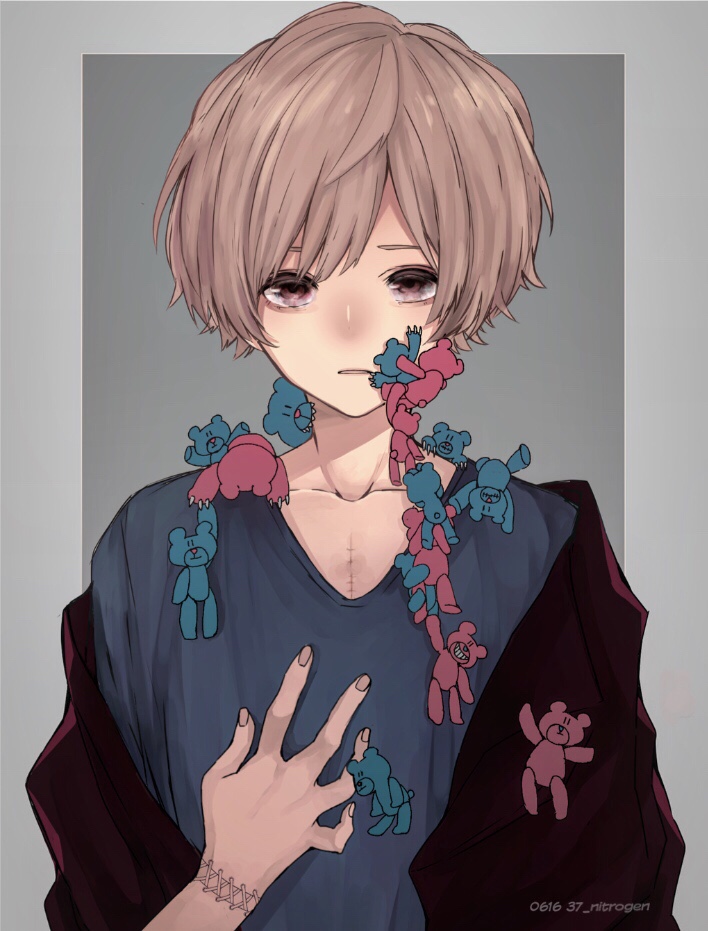 原创 1名男孩 黑瞳 金发 蓝色衬衫 项圈