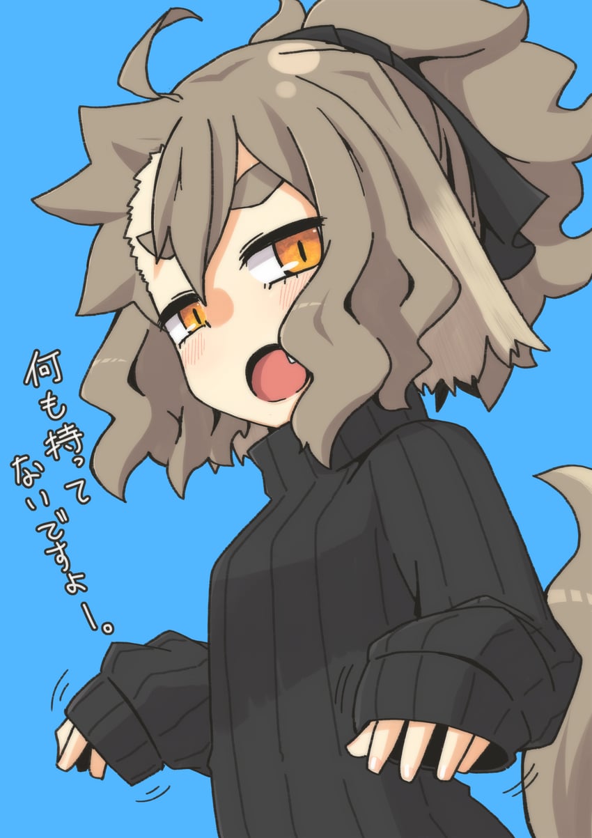 原创 1名女孩 黑色毛衣 蓝色背景 棕发 虎牙