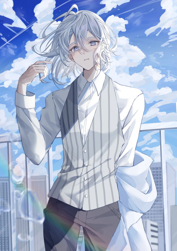 原创 1名男孩 手臂放在侧边 黑裤子 建筑物 云