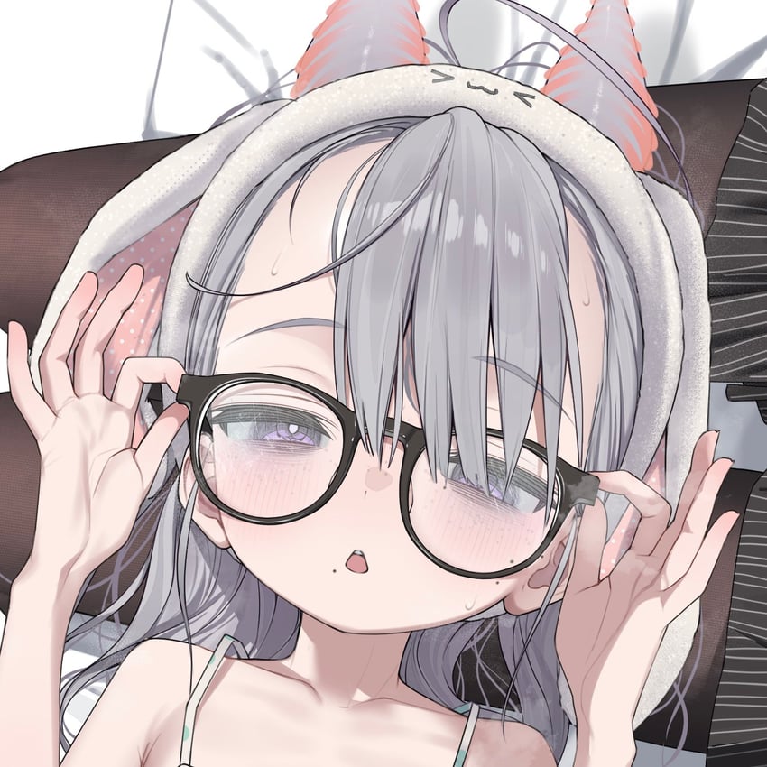 原创 1名女孩 调整眼镜 兽耳发箍 兽耳 黑框眼镜