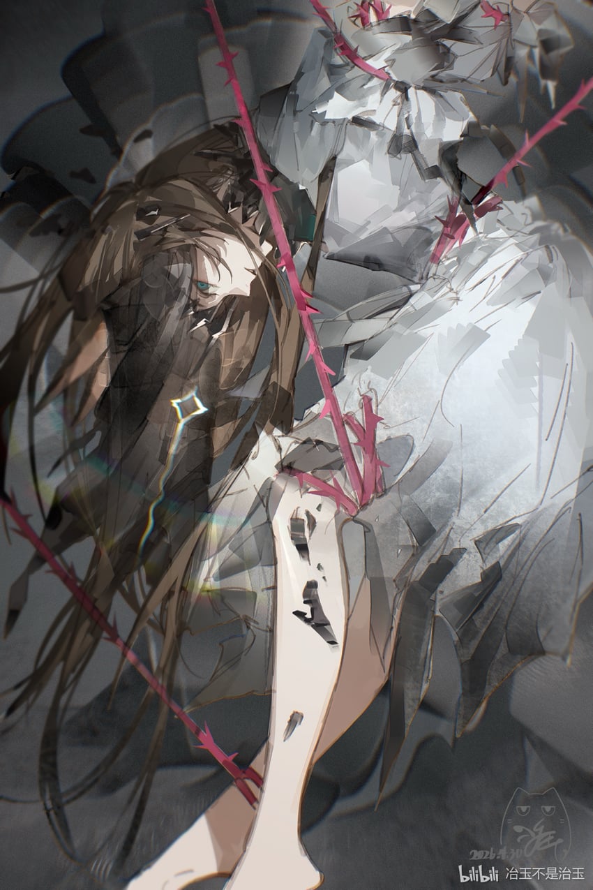 明日方舟、阿米娅 (明日方舟)、阿米娅 (魔王) (明日方舟) 1名女孩 抽象背景 水色瞳 举起双手 赤脚