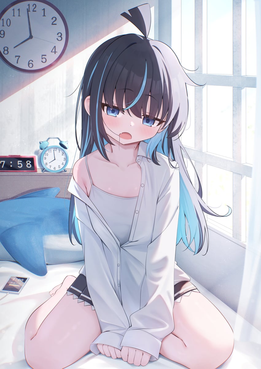 原创 1名女孩 呆毛 闹钟 手臂置于腿间 黑发
