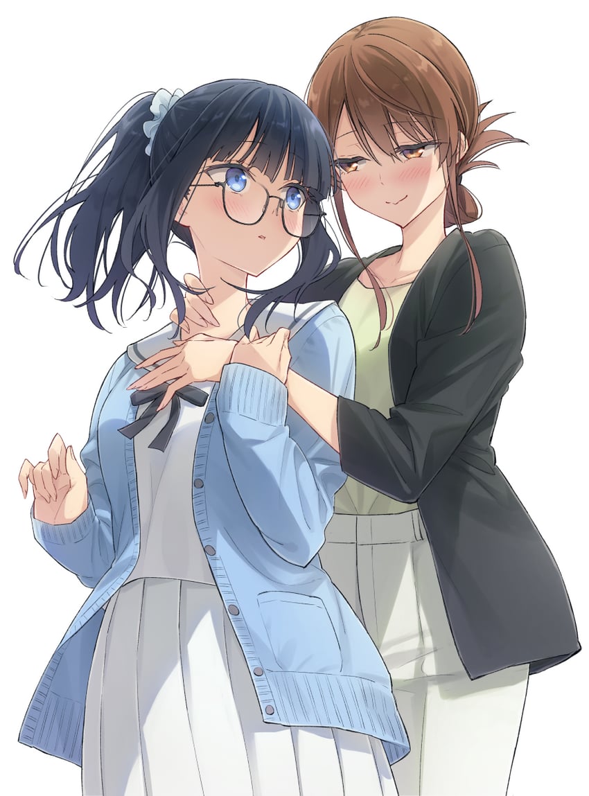 原创 2名女孩 黑框眼镜 黑发 蓝色针织衫 蓝眼