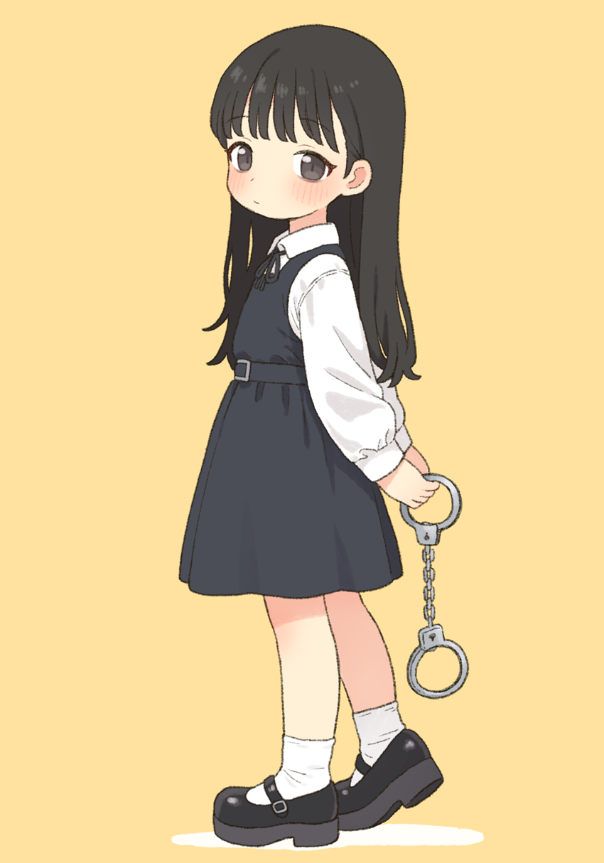 原创 1名女孩 黑发 脸红 袖口 连衣裙