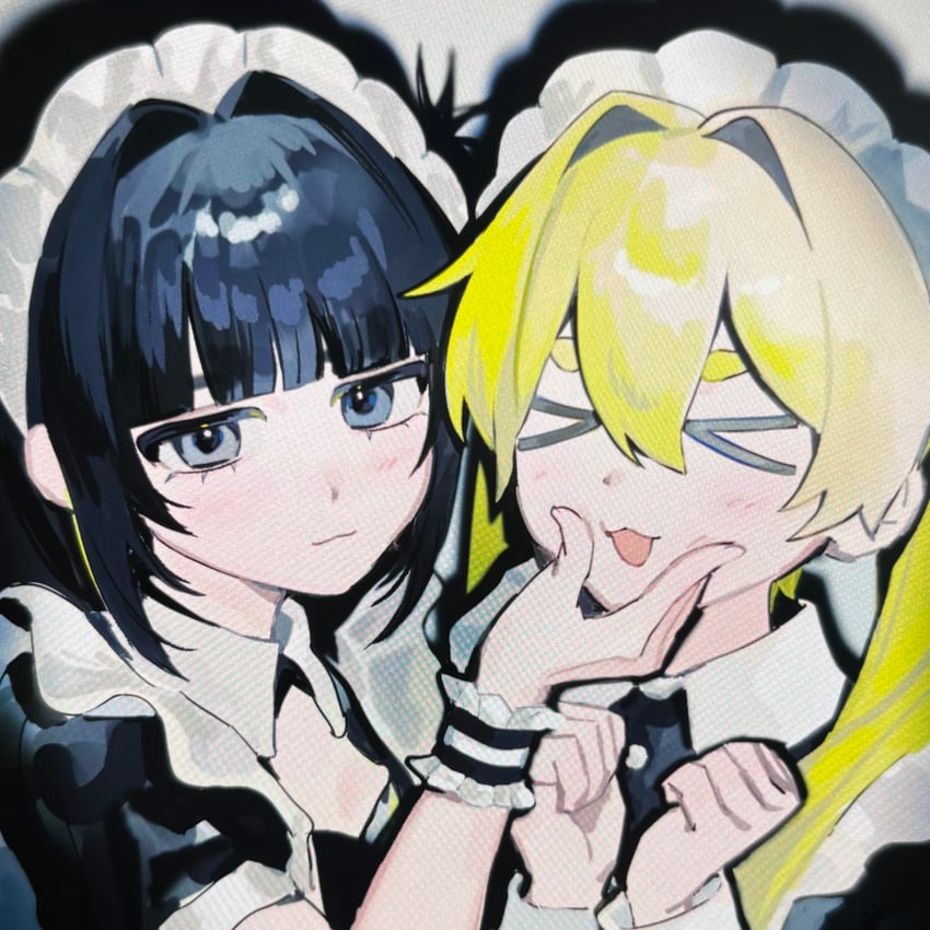 原创 2名女孩 猫脸笑 :D 闭眼挤眼 黑色连衣裙
