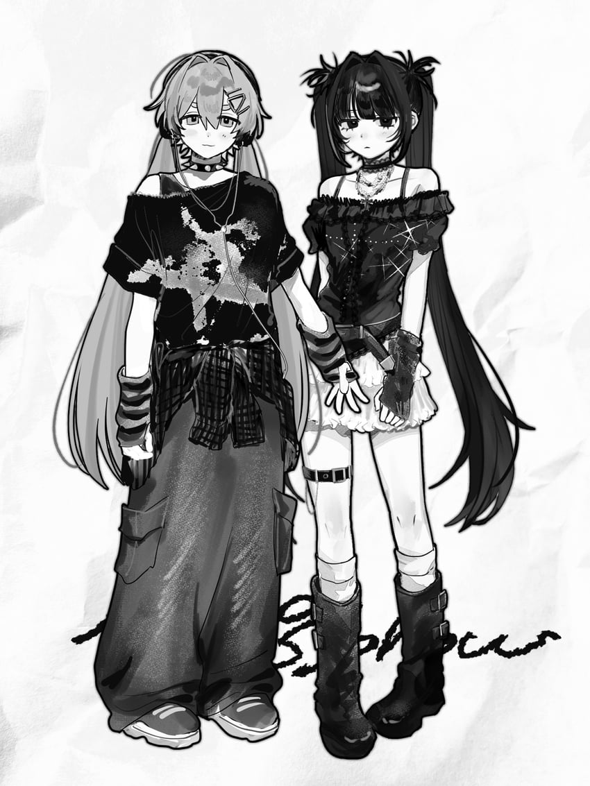 原创 2名女孩 护臂 宽松裤子 腰带 项圈