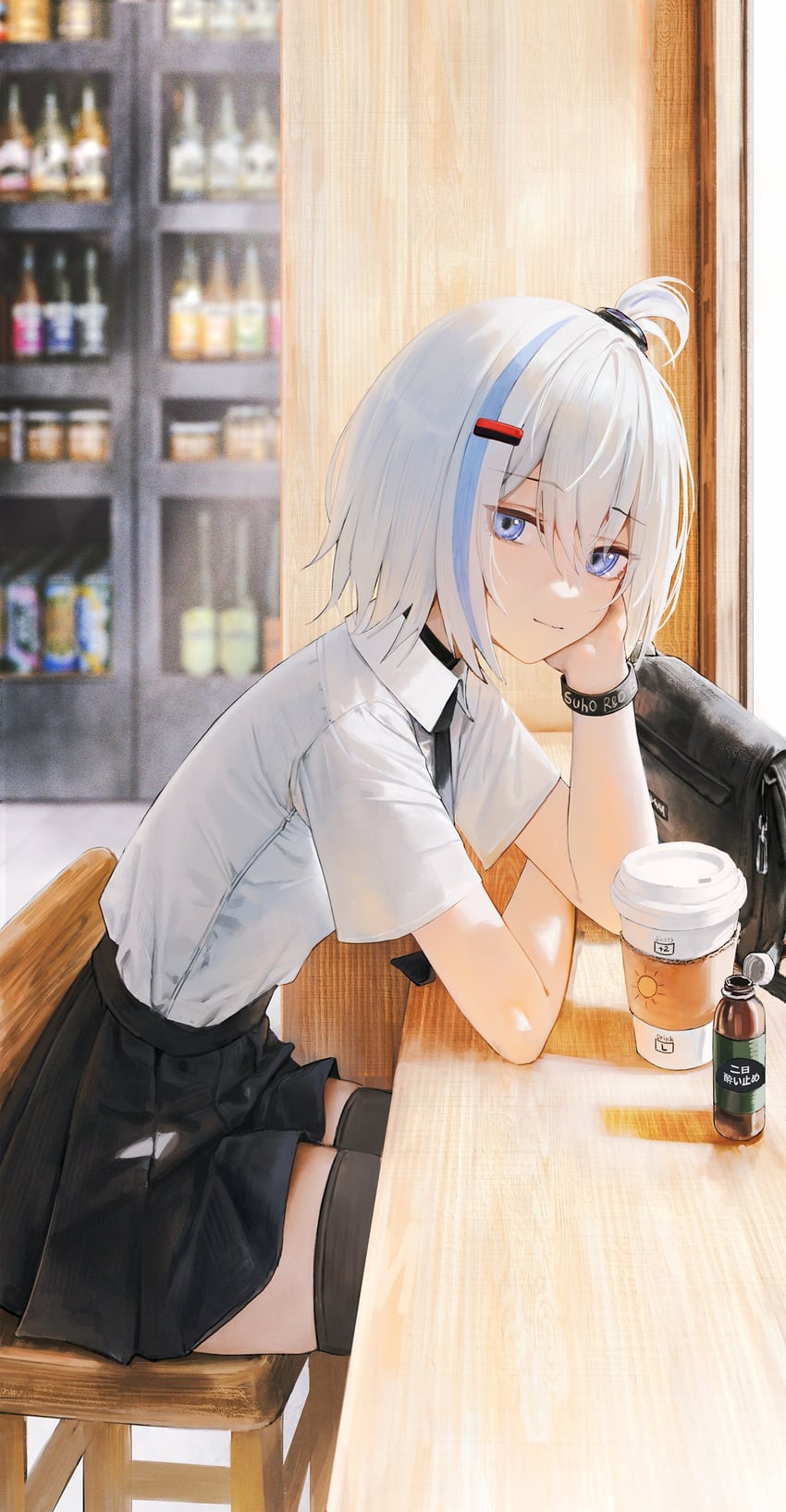 原创 1名女孩 包 黑包 黑色项圈 黑色领带