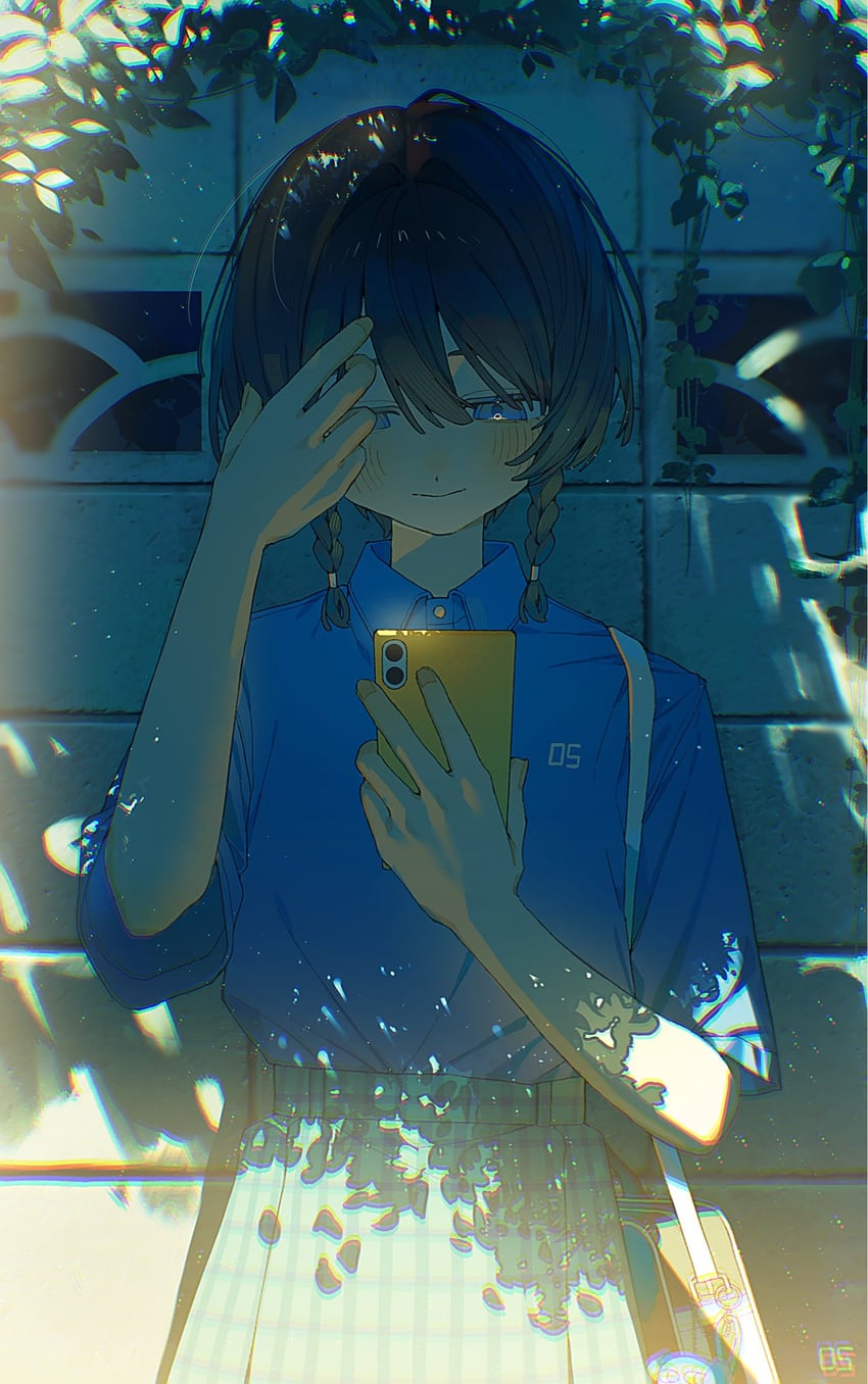 原创 1名女孩 整理头发 包 蓝色衬衫 辫子