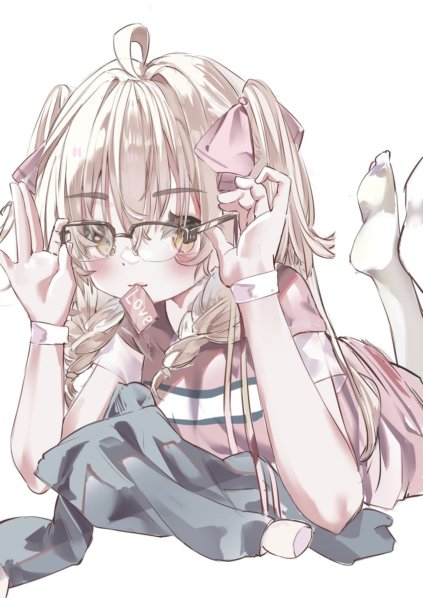 原创 1名女孩 呆毛 咬 金发 脸红