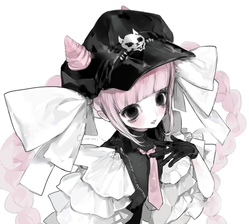 原创 1名女孩 猫脸笑 黑瞳 黑衬衫 齐刘海